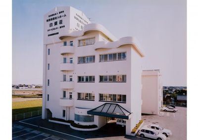 明るい外観の建物