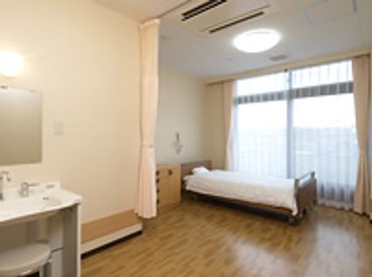 ベッドと洗面台のある部屋