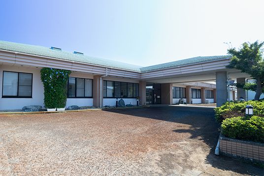 広い建物の外観