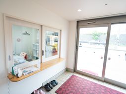 入口付近の明るい空間