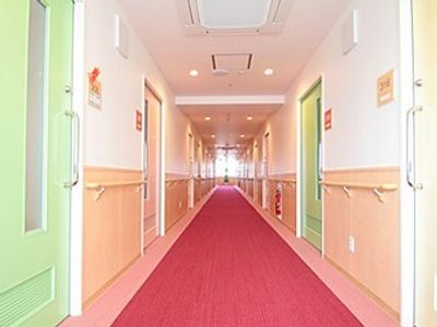 カラフルな廊下の様子