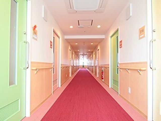 カラフルな廊下の様子 廊下 手すりが設置された明るい廊下は、行き来がしやすく、訪問者の方々にも安心です。