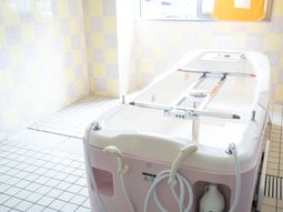 手すり付きの浴槽