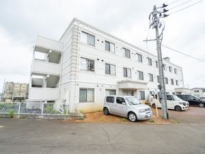 白い建物の外観
