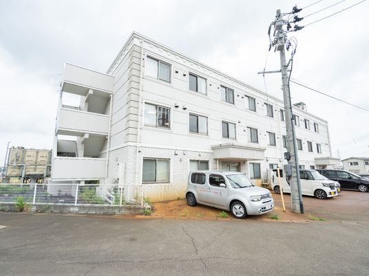 白い建物の外観