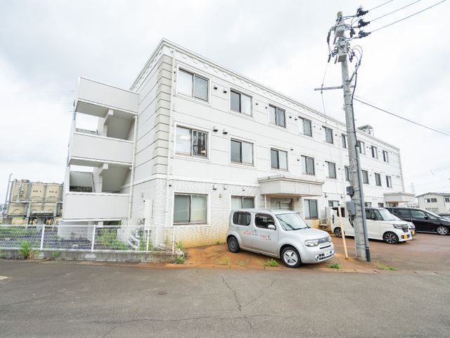 白い建物の外観 外観 広々とした敷地に建つ、白亜の建物です。気持ちの良い職場環境をお求めの方には、ぜひおすすめしたいですね。