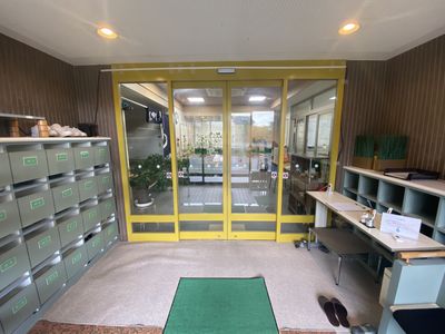 エントランスの明朗な風景