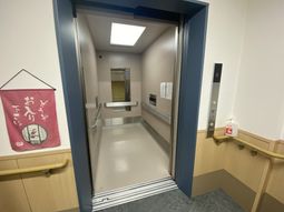 広々としたエレベーター