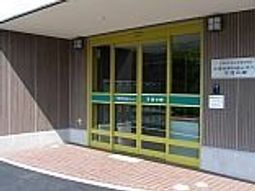 緑の扉の明るいエントランス