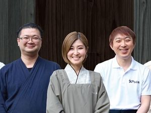 スタッフが並ぶ玄関前  
