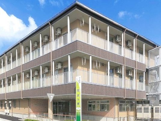 三階建ての建物外観  