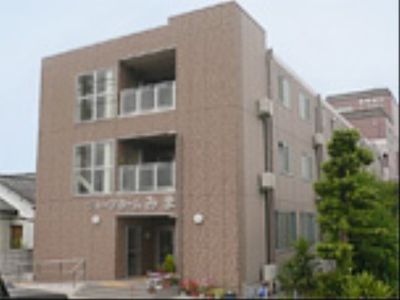 落ち着いた色合いの外観