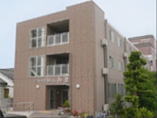 落ち着いた色合いの外観