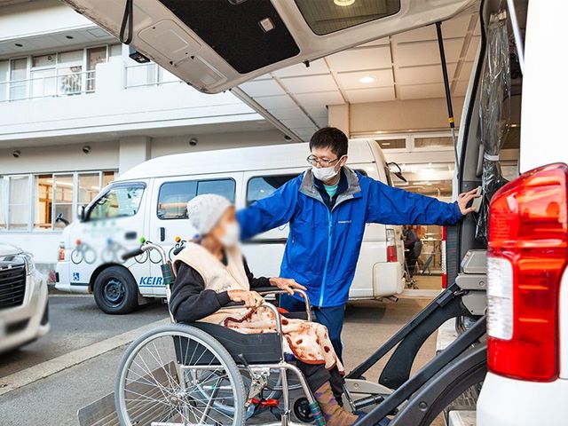 外での介助の様子 外観 外部は段差のない設計で、車椅子の方も快適に過ごせる環境が整っています。