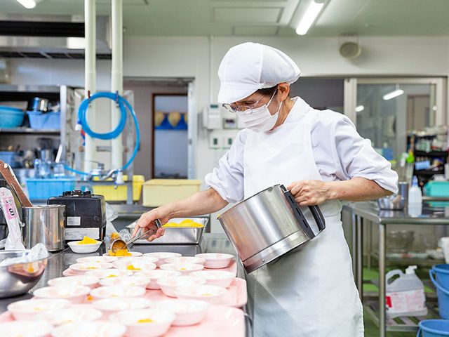 スタッフが調理する様子キッチン キッチン 職員が食事を丁寧に準備しています。清潔な環境での調理は安心感があり、働きやすい職場です。