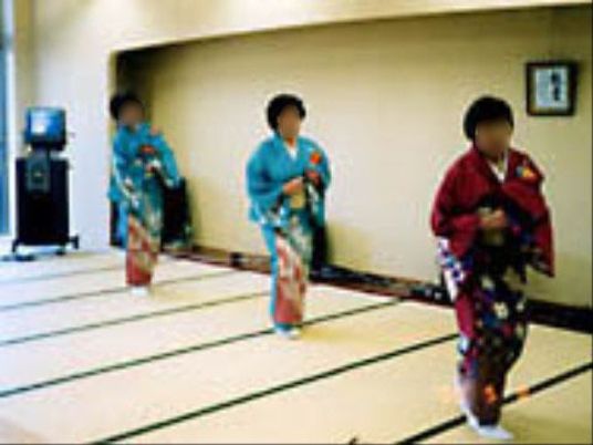 着物姿の人々の和室
