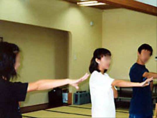 運動する人々の機能訓練室