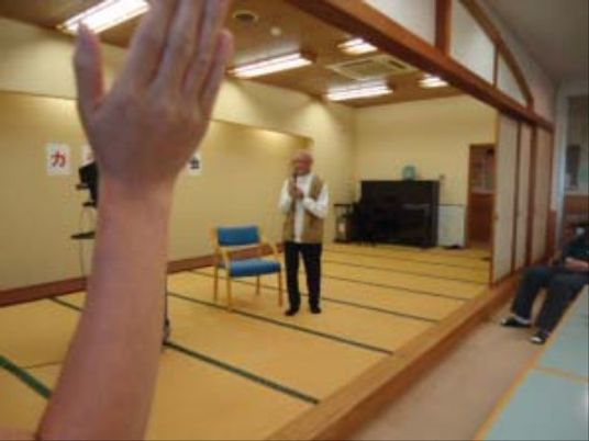 手をあげる人の訓練室