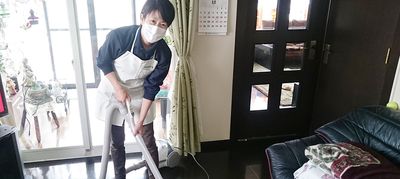 掃除中の職員室内