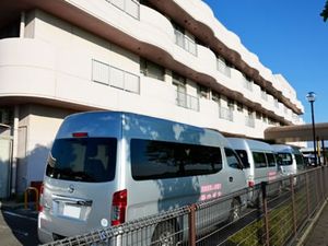 送迎車が並ぶ外観  