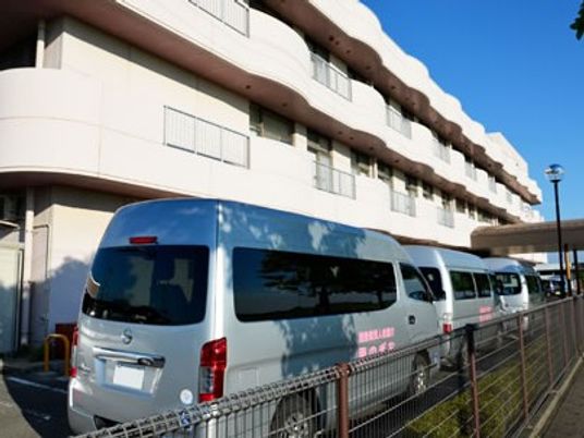 送迎車が並ぶ外観  