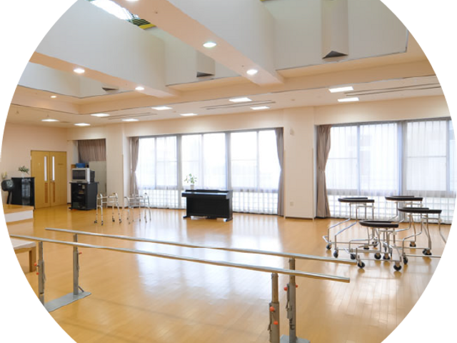 自然光あふれる室内 機能訓練室 自然光が差し込む明るい機能訓練エリアです。開放感のある空間で快適に働けます。