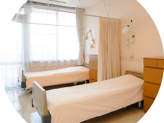 窓辺の明るい部屋 居室 自然光が差し込む明るい室内は、リラックスした時間を過ごすのに最適な空間です。すっきりとした居室です。