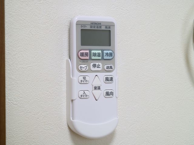 エアコンのリモートコントローラー エアコン 最新の空調設備を備え、利用者の方々が快適に過ごせる環境が整っています。温度調節はシンプルな操作で行えます。
