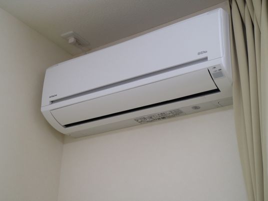 壁掛け型白色エアコン