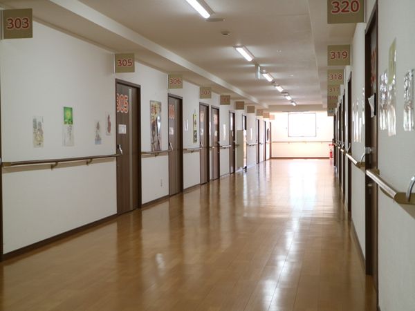 明るく清潔な廊下