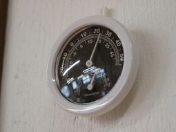 壁掛け温湿度計