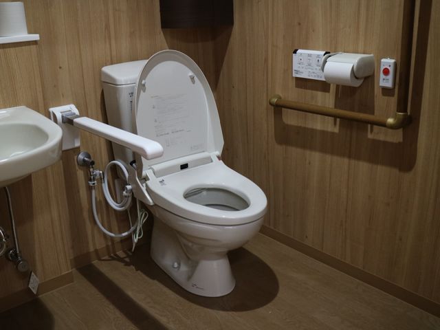 バリアフリー対応トイレ トイレ 手すり付きで安全なトイレです。手元には緊急呼び出しボタンもあるため、安心してご利用いただけます。
