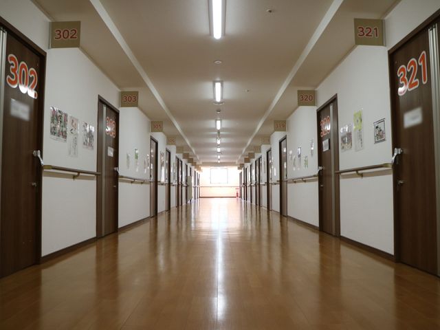 清潔感のある廊下 通路 明るく清潔感溢れる廊下は、居住者の心地よい移動を支えます。ゆったりとした設計で、どなたも安心してお過ごしいただけます。