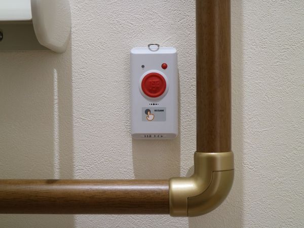 廊下の手すりと非常ボタン