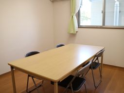 明るい会議室のテーブル