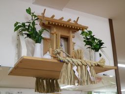 神棚と植物のある棚