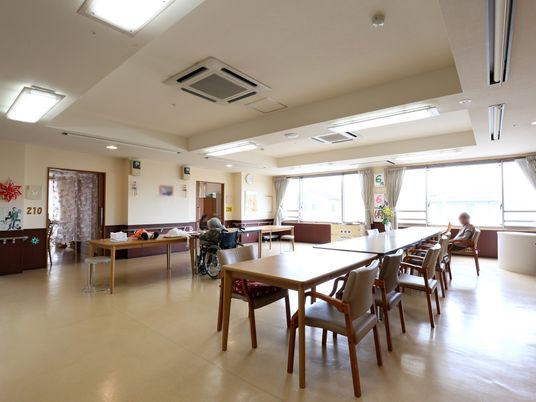 広々とした明るい食堂
