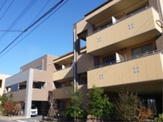 暖色系の明るい外観