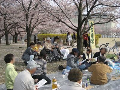 花見を楽しむ人々