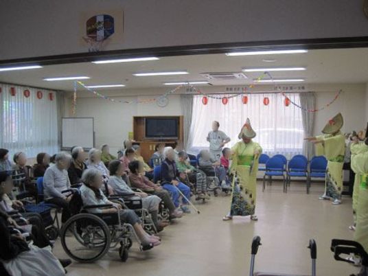 地域のボランティアによる、日本舞踊の発表会を楽しむ入居者様。催しものを通して、地域の方々との交流を図っている。