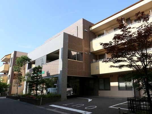 明朗な外観の建物