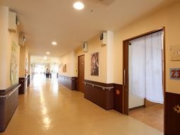 廊下の明るい風景