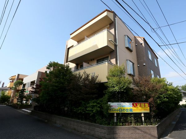 明るい日差しの建物外観