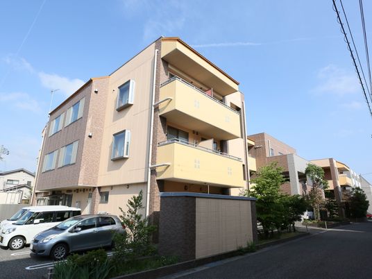落ち着いた色合いの建物外観