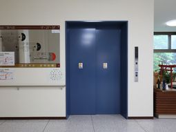 廊下のエレベーター前