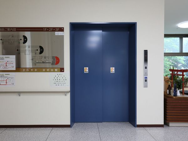 廊下のエレベーター前