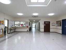 明るいフロントの様子