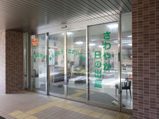 ガラス張りのエントランス