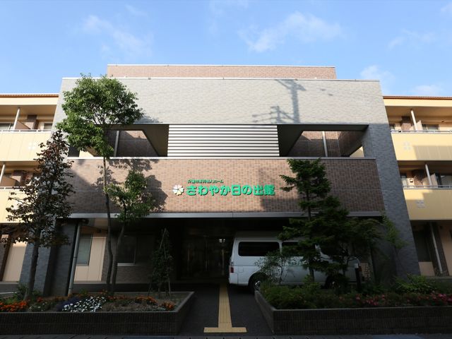 明朗な建物のエントランス 玄関 ゆったりとしたエントランスを持つ明るい建物です。ここから新しい日々が始まります。
