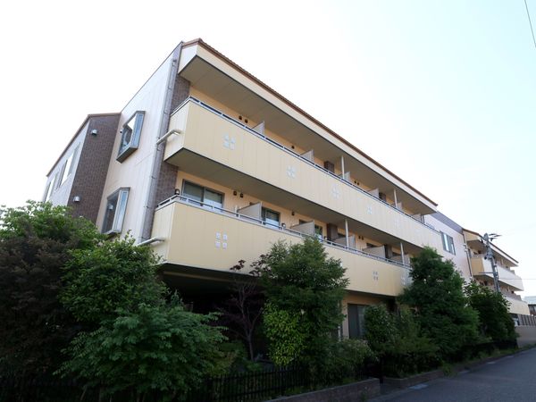 多階層の建物外観